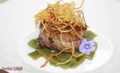 Filet mignon cu păstăi și cartofi prăjiți