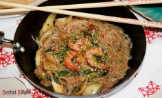 Creveți cu salată pak choi și paste de orez