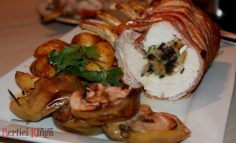 Cotlet cu os umplut cu ciuperci și prune confiate