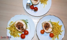 Piept de curcan umplut cu smochine confiate și carne de cârnaț