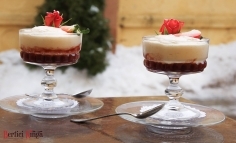 Cremă de brânză cu lichior de trandafiri și pireu de căpșuni