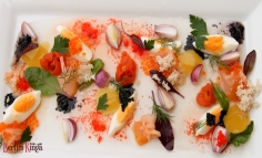 Icre și somon afumați în sos alb de roșii și jeleu de roșii galbene