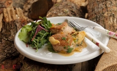 Mușchiuleț de porc în sos de mere și salată