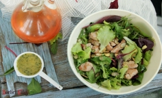 Salată asortată cu mușchiuleț de porc și vinyegrette cu mărar