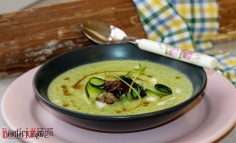 Supă cremă de dovlecel cu mărar și chips de cârnaț