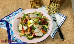 Salată cu mușchiuleț de porc și ouă fierte