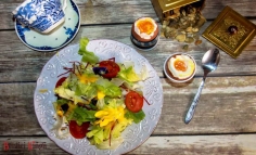 Salată asortată cu ou fiert moale