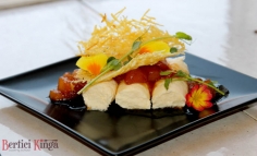 Spumă de parmezan cu sos de pere și vin roșu