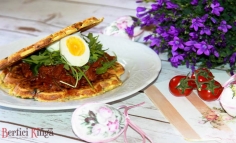 Gofri cu cornulețe cu cașcaval și carne de vită fiartă încet