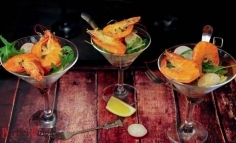 Cocktail de crevți pe salată