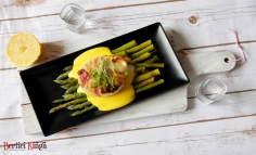 Camembert la gril cu sparanghel în bacon și sos olandez