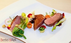 Piept de rață cu sos de fructe de pădure și pireu de conopidă