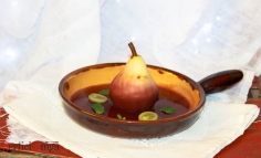 Pere fierte în vin condimentat