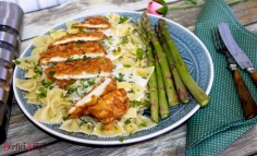 Farfalle cu sos bechamel și șnițel de pui crocant