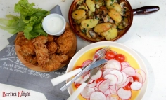 Aripioare de pui crocante cu cartofi noi cu ciuperci și salată de ridichi