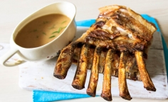 Cotlet cu os fript întreg cu sos propriu