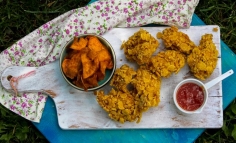 Aripioare de pui cu cornflakes și chips de cartofi dulci