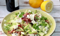 Salată cu feta și avocado