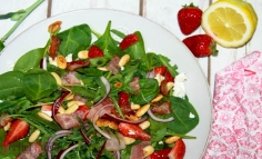 Salată cu spanac și căpșuni